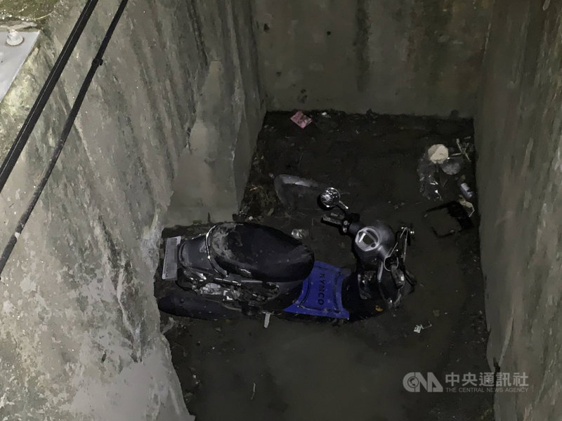 台東成功鎮李姓女子3日傍晚從花蓮玉里火車站騎機車回家,在玉長公路台東段連人帶車掉落水溝,緊急送醫後仍宣告不治。(警方提供)中央社記者盧太城台東傳真 110年12月4日