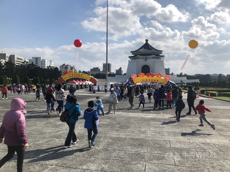 由國家圖書館主辦的「台灣閱讀節」活動4日在中正紀念堂登場,一早就吸引大、小朋友到場參與。中央社記者陳至中台北攝 110年12月4日