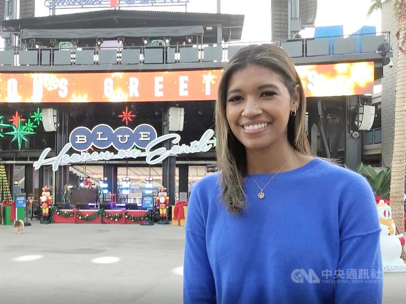 道奇賽事轉播擔任場邊記者的克絲坦.華森(Kirsten Watson)表示,感謝台灣球迷對道奇隊的支持。中央社記者林宏翰洛杉磯攝 110年12月4日