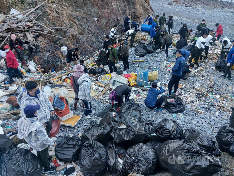 馬祖國家風景區管理處推動「向海致敬」計畫,邀請在地軍民共同淨灘、淨山,一同守護東引環境,盼藉由海岸與山區環境整頓,讓民眾得以欣賞東引美麗的生態景觀。(馬祖國家風景區管理處提供)中央社記者邱筠馬祖傳真 110年12月4日