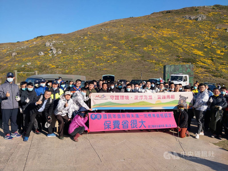 為提升馬祖濱海風景區環境整潔度並推動海洋環境教育、地方生態旅遊,馬祖國家風景區管理處與東引鄉公所攜手舉辦淨灘、淨山活動,軍民150人響應支持。(馬祖國家風景區管理處提供)中央社記者邱筠馬祖傳真 110年12月4日