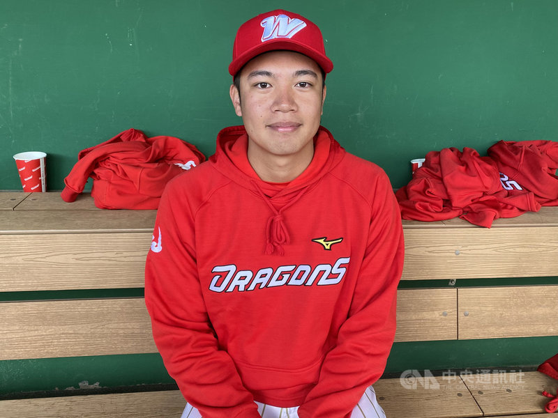 中華職棒味全龍隊日前以自主培訓合約延攬21歲投手李承風,他4日受訪表示,在歷經2次中職選秀落選後,很感謝味全龍球團願意給機會。中央社記者楊啟芳攝 110年12月4日