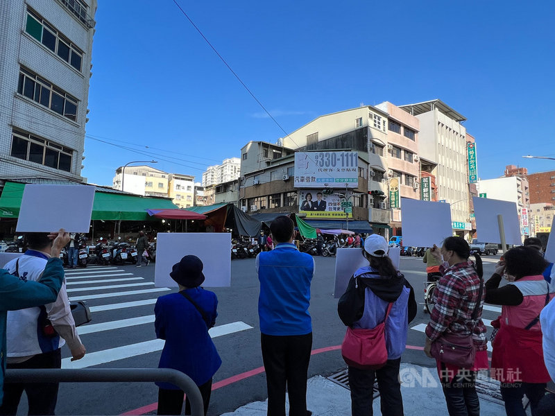 距離4大公投投票日剩下約2週時間,國民黨高雄市黨部4日動員走上街頭,在市場等地舉辦宣講活動,向民眾傳達「4個都同意」訴求。(國民黨高雄市黨部提供)中央社記者蔡孟妤傳真 110年12月4日
