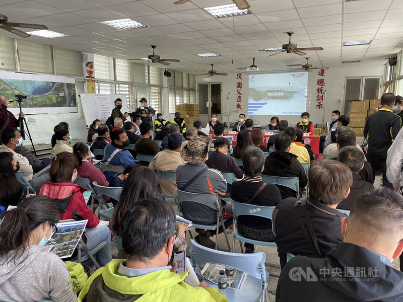 公路總局蘇花公路改善工程處4日在花蓮崇德部落舉辦「台9線蘇花公路安全提升計畫(蘇花安)」地方說明會,不少民眾到場參與。中央社記者張祈攝 110年12月4日