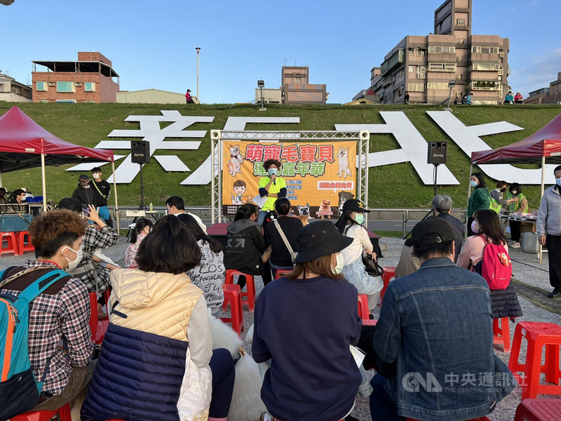 民進黨籍新北市議員李倩萍攜手新北市寵物商業同業公會等單位,4日下午在蘆洲區蘆堤寵物公園舉辦「萌寵毛寶貝運動嘉年華」,適逢週末假日好天氣,吸引不少民眾到場響應。中央社記者沈佩瑤攝 110年12月4日