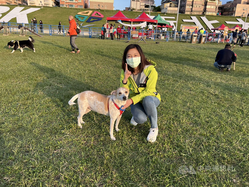 民進黨籍新北市議員李倩萍與新北市寵物商業同業公會等單位4日在蘆洲區蘆堤寵物公園合作舉辦「萌寵毛寶貝運動嘉年華」,李倩萍也帶著愛犬一同參與。中央社記者沈佩瑤攝 110年12月4日