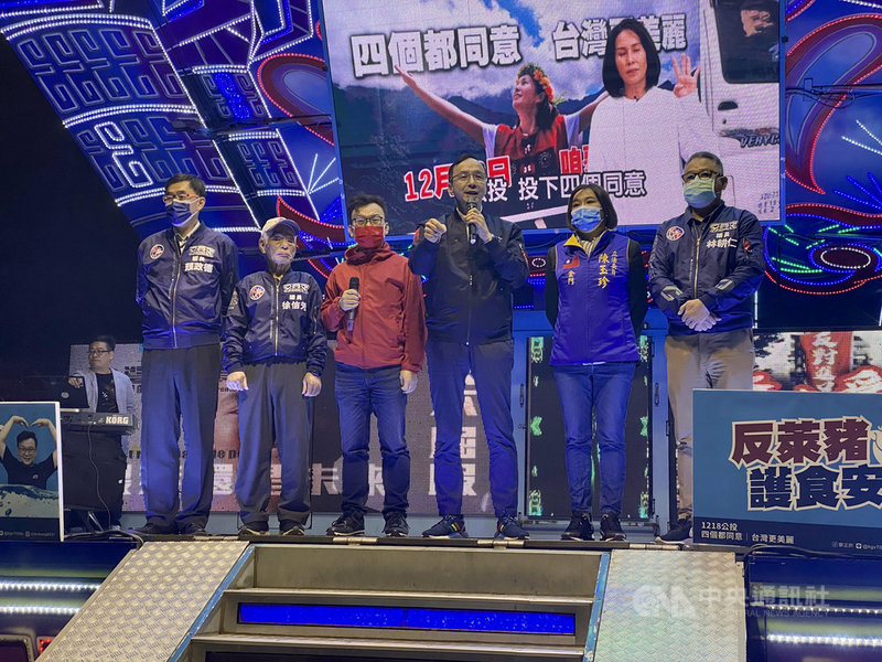 國民黨主席朱立倫(右3)4日到新竹市為18日即將投票的4大公投案宣講,呼籲民眾4案皆應投下同意票,並強調重啟核四是要解決台灣缺電問題。中央社記者魯鋼駿攝 110年12月4日