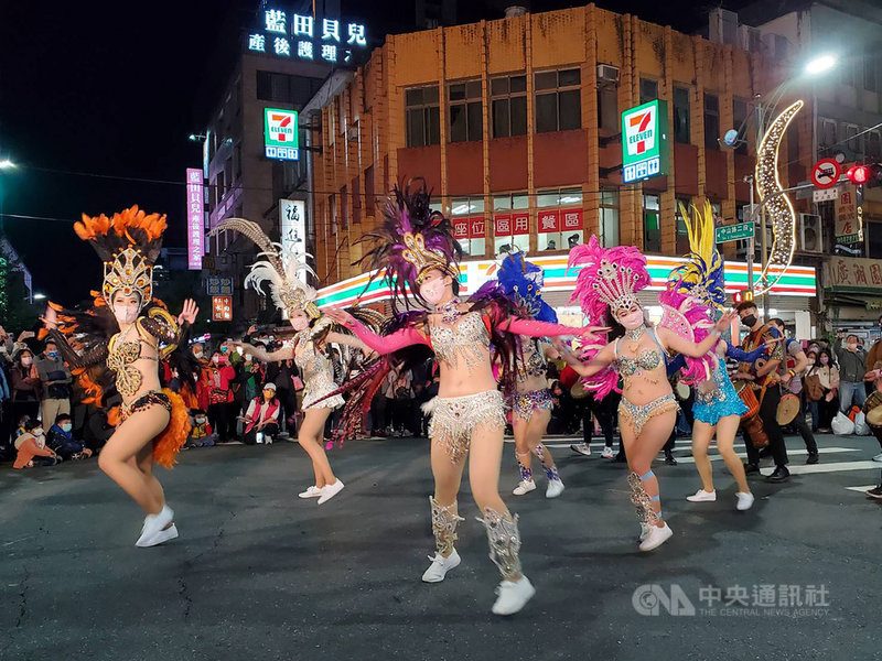 「2021冬戀蘭陽溫泉季」4日舉辦開幕暨踩街嘉年華,參與踩街的宜蘭在地產業與各社區各以不同創意裝扮演出,為溫泉鄉礁溪街頭增添熱鬧氛圍。(宜蘭縣政府提供)中央社記者沈如峰宜蘭縣傳真 110年12月4日