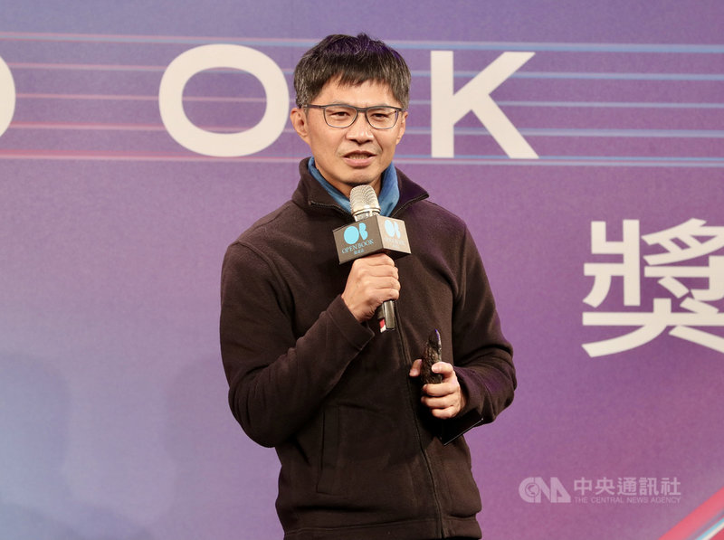 2021 Openbook好書獎4日在台北舉行頒獎典禮,作家甘耀明所著小說「成為真正的人」以「三叉山事件」史實為基底,獲年度中文創作肯定,他受獎後發表感言。中央社記者張皓安攝 110年12月4日