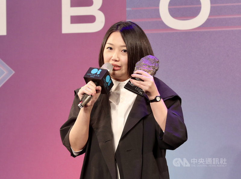 台北文學獎散文首獎得主洪愛珠首部著作「老派少女購物路線」榮獲2021 Openbook好書獎「年度中文創作」肯定,洪愛珠4日出席頒獎典禮受獎,並發表感言。中央社記者張皓安攝 110年12月4日