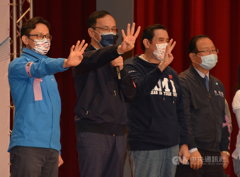 國民黨公投說明會4日下午在新北市永和區國父紀念館舉行,前總統馬英九(左3)、國民黨主席朱立倫(左2)等人出席宣講,呼籲民眾18日4大公投案都投同意票。中央社記者黃旭昇新北市攝 110年12月4日