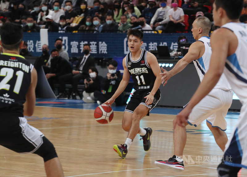 P. LEAGUE+聯盟第2季4日在台北和平籃球館登場,福爾摩沙台新夢想家隊終場以111比108擊敗主場台北富邦勇士隊,夢想家林俊吉(持球者)全場拿下16分。中央社記者張新偉攝 110年12月4日