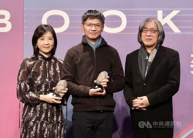 2021 Openbook好書獎頒獎典禮4日在台北西門紅樓舉行,作家甘耀明(中)以小說「成為真正的人」獲年度中文創作肯定。中央社記者張皓安攝 110年12月4日