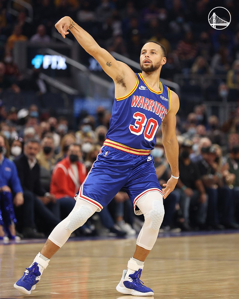 美國職籃NBA金州勇士神射柯瑞3日帶動全隊發揚外線以三分彈轟炸對手,最後118比96擊敗來踢館的鳳凰城太陽。(圖取自twitter.com/warriors)