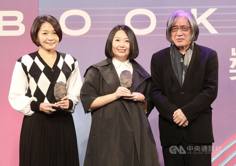 2021 Openbook好書獎頒獎典禮4日在台北西門紅樓舉行,作家洪愛珠(中)以著作「老派少女購物路線」獲年度中文創作肯定。中央社記者張皓安攝 110年12月4日