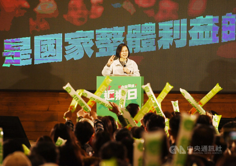 總統蔡英文（後）4日在台北出席民進黨主辦的「辣台派開講–1218返鄉日」活動，呼籲大家在18日公投日當天，一起投下4個不同意，讓台灣持續往好的方向發展。中央社記者施宗暉攝  110年12月4日