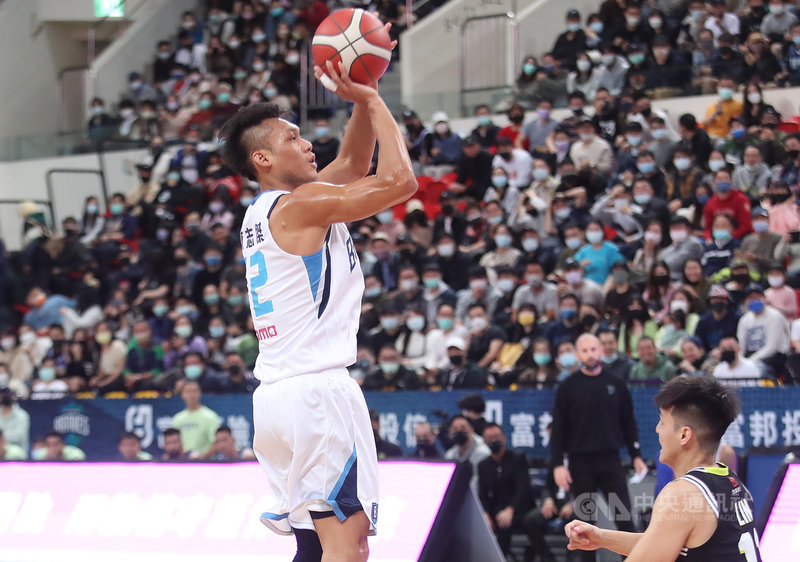 P. LEAGUE+聯盟(簡稱PLG)新球季開幕戰由台北富邦勇士隊主場迎戰福爾摩沙台新夢想家隊,4日晚間於台北和平籃球館開打,雙方互不相讓,勇士林志傑(白衣)投籃搶分。中央社記者張新偉攝 110年12月4日
