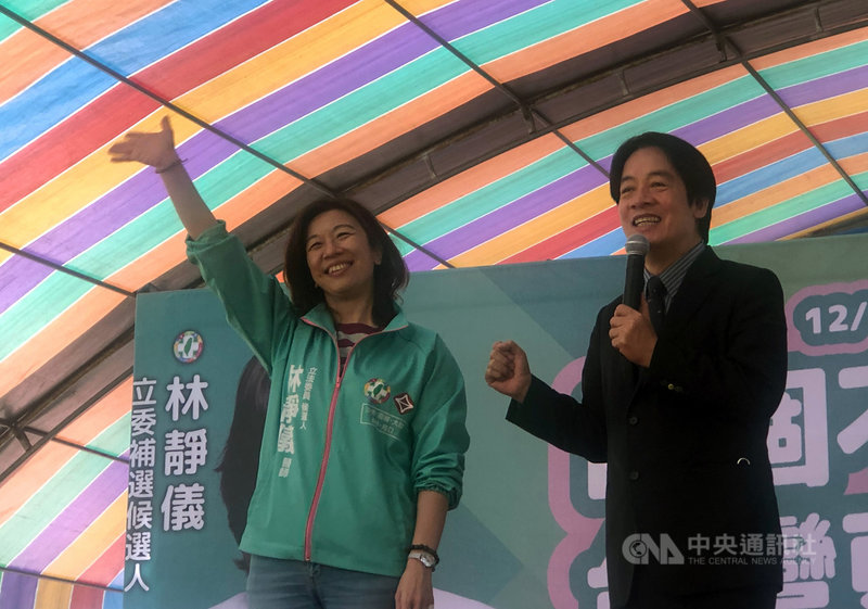 副總統賴清德(右)4日南下台中,為民進黨台中市第2選區立委補選參選人林靜儀(左)站台造勢,籲請鄉親支持。中央社記者趙麗妍攝 110年12月4日