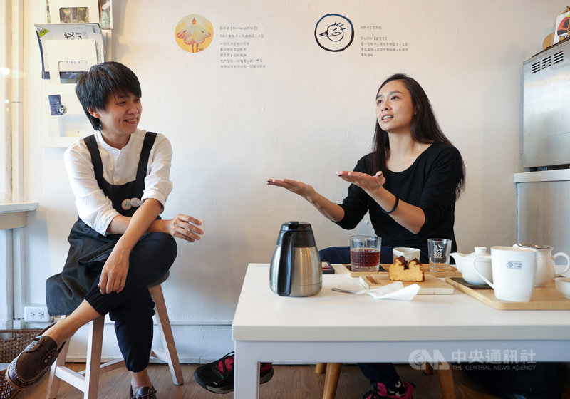 彰化聲舞團最新環境劇場「一杯眾人的咖啡」結合OPEN HOUSE理念,大膽把現代舞跳進縣議會議事廳。團長兼編舞家吳思瑋(右)表示,其實OPEN HOUSE很多人在做,並不算稀奇,但需要溝通的細節太多,也讓節目製作人黃書萍(左)笑說,到現在咖啡都喝了不知道幾杯。中央社記者謝佳璋攝 110年12月4日
