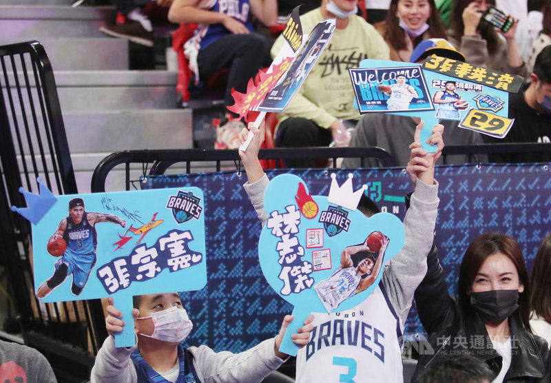 台灣職籃聯盟P. LEAGUE+(簡稱PLG)4日在台北和平籃球館舉行新球季開幕戰,由台北富邦勇士隊迎戰福爾摩沙台新夢想家隊,吸引6788名球迷進場,有粉絲更自製看板為球員加油。中央社記者張新偉攝 110年12月4日