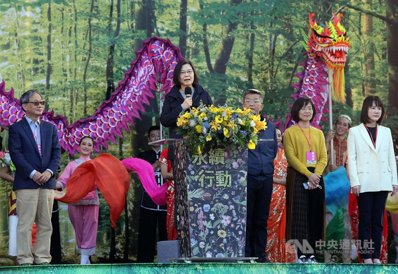 總統蔡英文(致詞者)4日出席永續行動週開幕致詞表示,這是台灣第一次以聯合國永續發展(SDGs)目標為主題的大型嘉年華活動,她要感謝最能夠帶來歡樂的紙風車文教基金會,號召這麼多公司企業與民間團體,共同舉辦這個非常有意義的活動。中央社記者郭日曉攝 110年12月4日