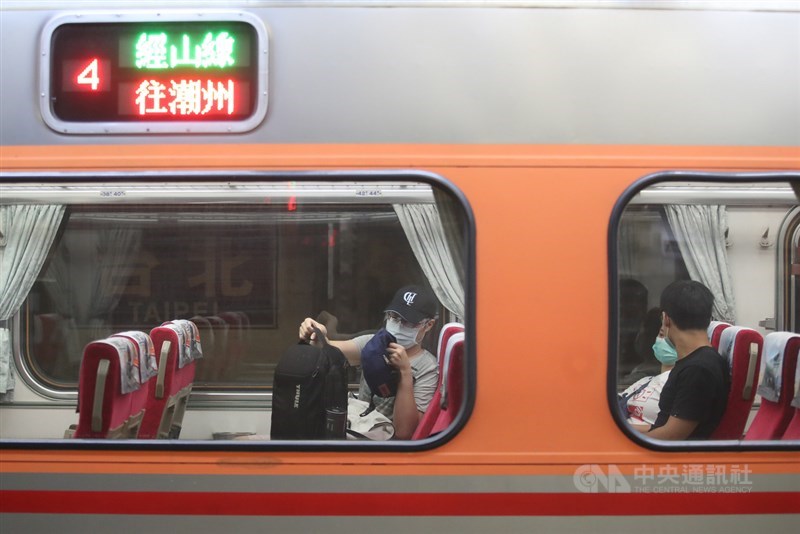 一名旅客到站時不曉得通道門要自行按開,導致後面旅客被擋無法下車,台鐵從寬認定全額退費。(中央社檔案照片)