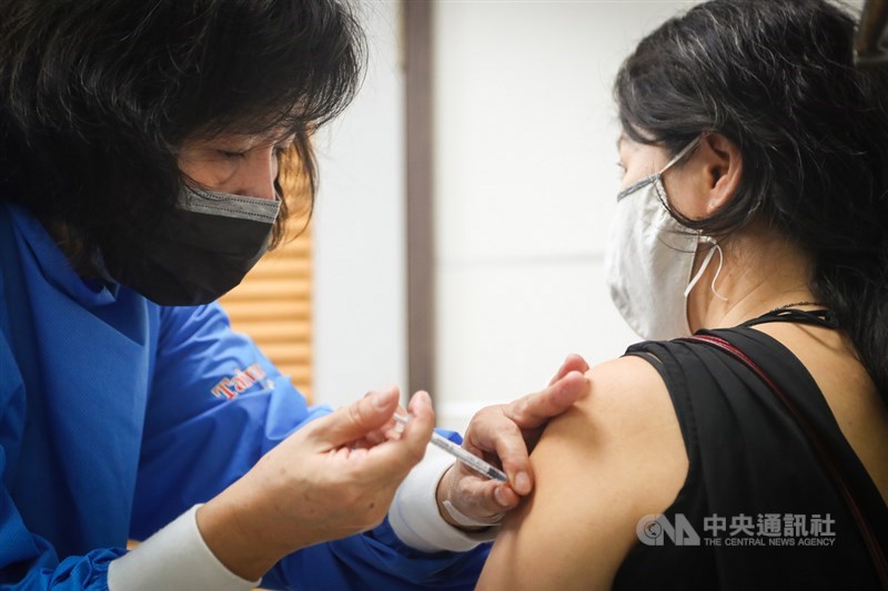 指揮中心發言人莊人祥表示,國內第2劑疫苗涵蓋率已達59.73%,最快5日提早達60%目標。(中央社檔案照片)