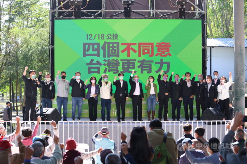 民進黨立委邱議瑩4日上午在旗山糖廠芭娜娜探索露營區舉辦公投說明會,行政院長蘇貞昌(左8)、高雄市長陳其邁(左7)與農委會主委陳吉仲(右5)等人站台助講,呼籲投下「4個不同意」守護台灣。(民進黨高雄市黨部提供)中央社記者蔡孟妤傳真 110年12月4日