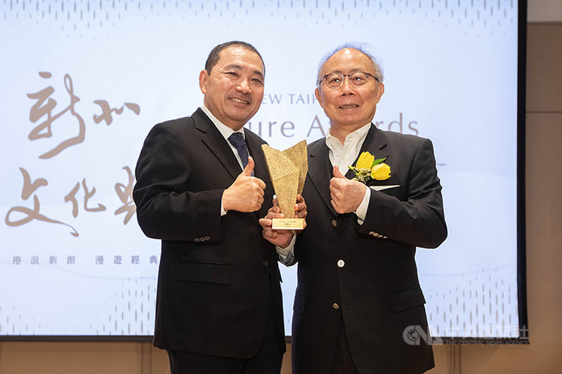 2021新北文化獎4日舉行頒獎典禮,本屆特殊貢獻獎頒給已故藝術家、竹圍工作室創辦人蕭麗虹,由新北市長侯友宜(左)授獎,蕭麗虹先生陳光雄(右)代領。(新北市政府提供)中央社記者黃旭昇新北市傳真 110年12月4日