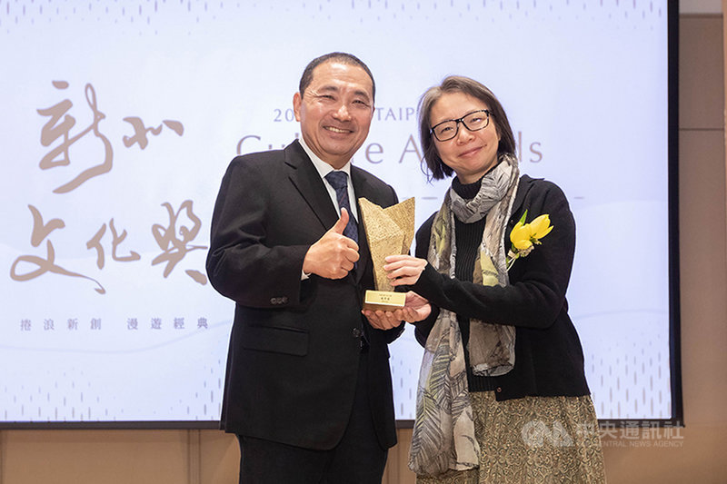 2021新北文化獎4日頒獎,新北市長侯友宜(左)出席與會,頒獎表揚獲獎者、新村芳書院創辦人施岑宜(右)。(新北市府提供)中央社記者黃旭昇新北傳真 110年12月4日