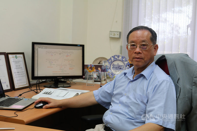 陽明交大生物醫學工程學系教授鍾次文(圖)、台北榮總心臟內科主治醫師胡瑜峰帶領團隊合作研究,發現一種以蠶絲蛋白製成的生物材料,可將原本不會放電的心肌細胞,轉換為心臟起搏器節律細胞,讓心臟恢復跳動,研究成果獲刊國際專業期刊。(陽明交大提供)中央社記者陳至中傳真 110年12月4日