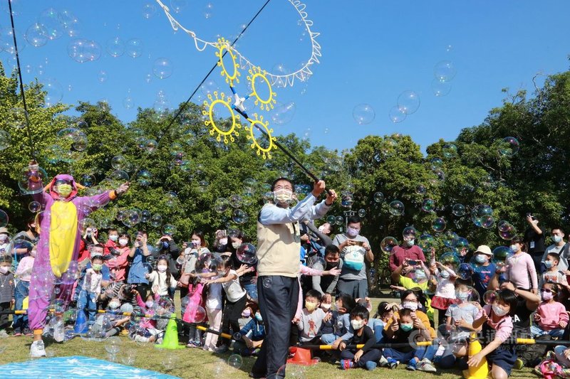 台南2022耶誕跨年系列活動4日下午揭開序幕,首場「一童趣總爺」在麻豆區總爺藝文中心登場,市長黃偉哲(前中)也到場同歡。(台南市政府提供)中央社記者張榮祥台南傳真 110年12月4日