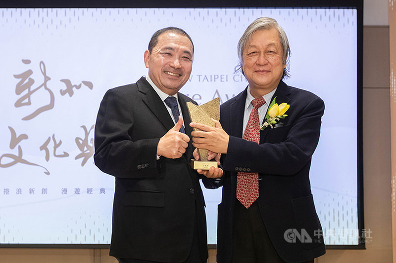 2021新北文化獎4日在板橋舉行頒獎典禮,新北市長侯友宜(左)出席,頒獎給獲獎者、文化資產保存重要推手李乾朗(右)並合影。(新北市政府提供)中央社記者黃旭昇新北市傳真 110年12月4日