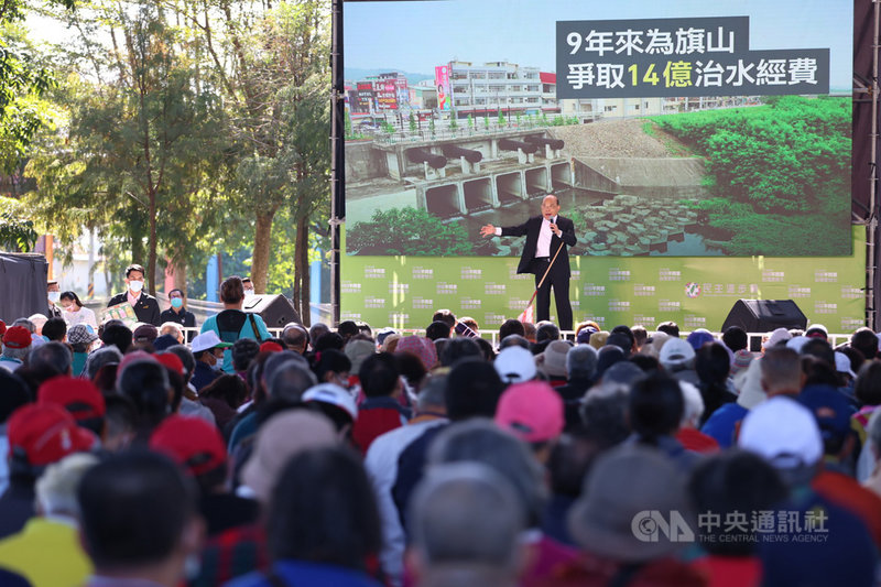 4大公投投票在即,民進黨高雄市立委邱議瑩4日舉辦公投說明會,行政院長蘇貞昌(後持麥克風者)到場站台助講,呼籲民眾投下「4個不同意」,才能讓台灣更有力。(民進黨高雄市黨部提供)中央社記者蔡孟妤傳真 110年12月4日