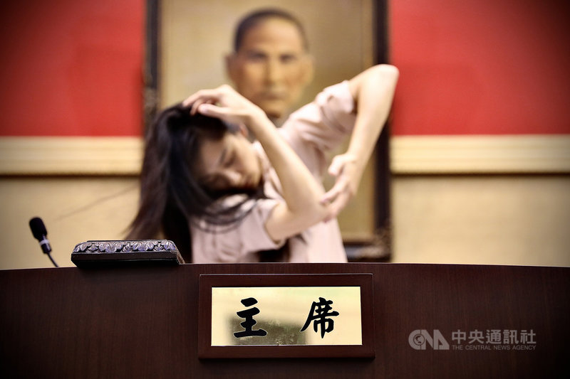 彰化聲舞團2021年度製作「一杯眾人的咖啡」25日將在彰化縣議會議事廳登場,今年演出結合OPEN HOUSE概念,團長吳思瑋將以最擅長的表演藝術,帶領眾人一同打開議事廳。(聲舞團提供)中央社記者黃鈺嵐傳真 110年12月4日