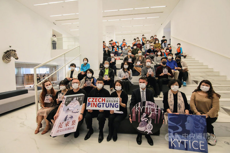 屏東縣政府與捷克經濟文化辦事處合作舉辦「捷克在屏東」系列活動,4日起在屏東縣立圖書館總館4樓啟動「捷克專區」,引領讀者更認識捷克文化。(屏東縣政府提供)中央社 110年12月4日