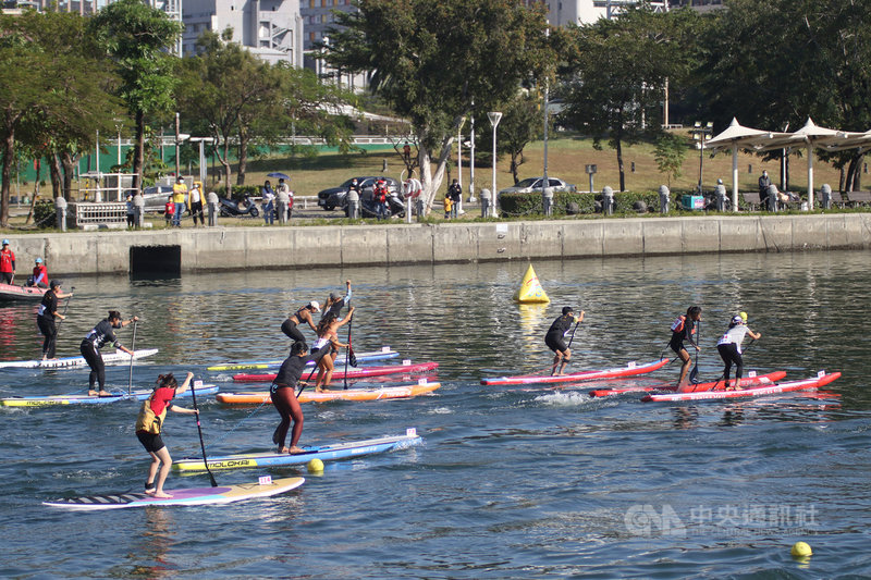 高雄海洋派對系列活動日前熱鬧展開,「高雄國際帆船賽」、「高雄城市盃龍舟錦標賽」和「高雄SUP立式划槳國際邀請賽」(圖)3大賽事輪番登場,讓愛河水域熱鬧非凡。(高雄市政府提供)中央社記者曾以寧傳真 110年12月4日