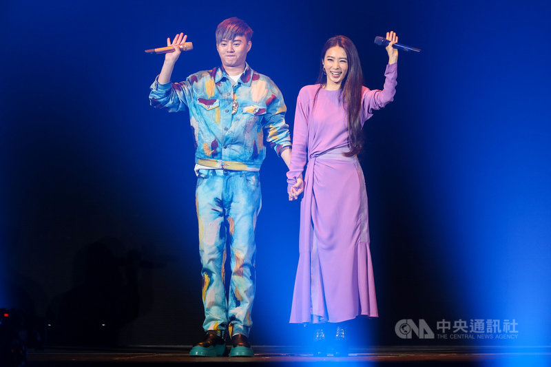 金曲台語歌王許富凱(左)4日晚間在台北小巨蛋舉辦「拾歌」演唱會,金曲華語歌后田馥甄(右)應邀擔任嘉賓,讓現場粉絲驚喜不已。中央社記者裴禛攝 110年12月4日