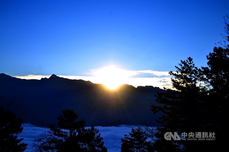 2022年即將到來，全台最早現曙光地點為花蓮縣柏南山、本島平地最早為台東三仙台、離島為蘭嶼紅頭山。圖為2021年阿里山元旦日出。（中央社檔案照片）