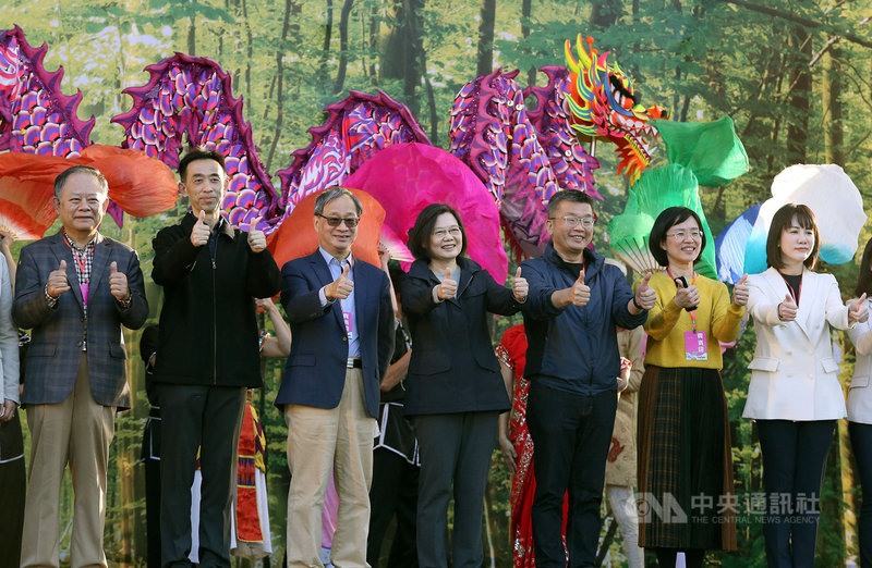 2021台灣永續行動週開幕儀式4日下午在台北登場,總統蔡英文(中)、立法院副院長蔡其昌(右3)、民進黨籍立委蘇巧慧(右2)、紙風車文教基金會董事長李遠(左3)等人共同主持開幕,比讚留影。中央社記者郭日曉攝 110年12月4日