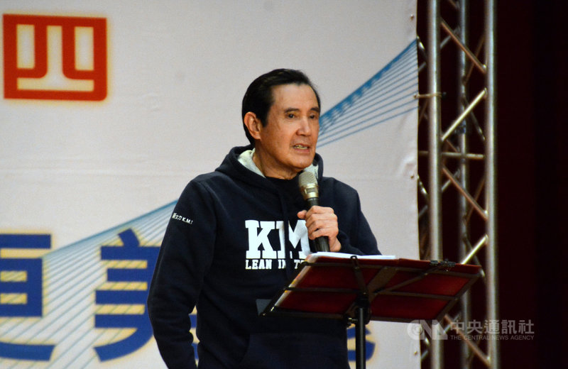 前總統馬英九(圖)4日到新北市永和區出席國民黨公投說明會助講,他說,當年開放美牛進口是經國民黨、民進黨協商達成共識,但現在總統蔡英文開放萊豬後,國防部與教育部卻率先不同意食用萊豬,相當諷刺。中央社記者黃旭昇新北市攝 110年12月4日
