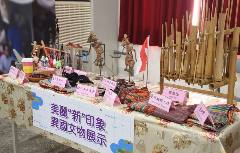澎湖4日在馬公西衛活動中心舉行移民節暨多元文化推廣活動,現場展示各國新住民特色文物,讓大家能更瞭解新住民多元文化。(澎湖縣政府提供)中央社 110年12月4日