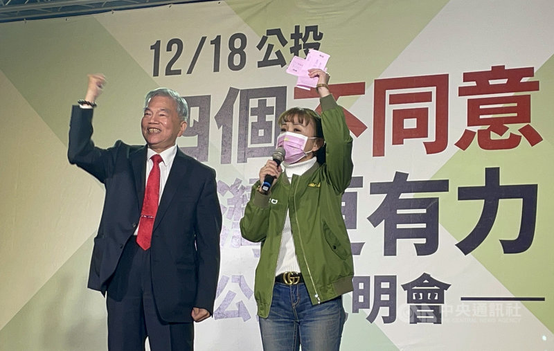 行政院副院長沈榮津(左)4日晚間到雲林縣西螺鎮西螺大橋廣場參加「四個不同意 台灣更有力」公投說明會,他表示,為了台灣發展,必須投下4個不同意。中央社記者姜宜菁攝 110年12月4日
