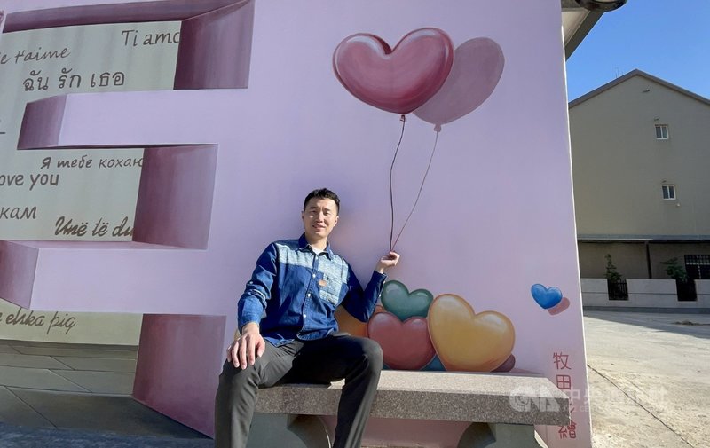 家在金門金寧的袁增煌以媽媽名字開了間柑仔店,並特別邀請彩繪家在柑仔店外牆打造「金門愛牆」,供民眾和遊客拍照。看到大家開心拍照,他說,散發正能量,對社會小有貢獻,「這就是我想要做的」。中央社記者黃慧敏攝 110年12月4日