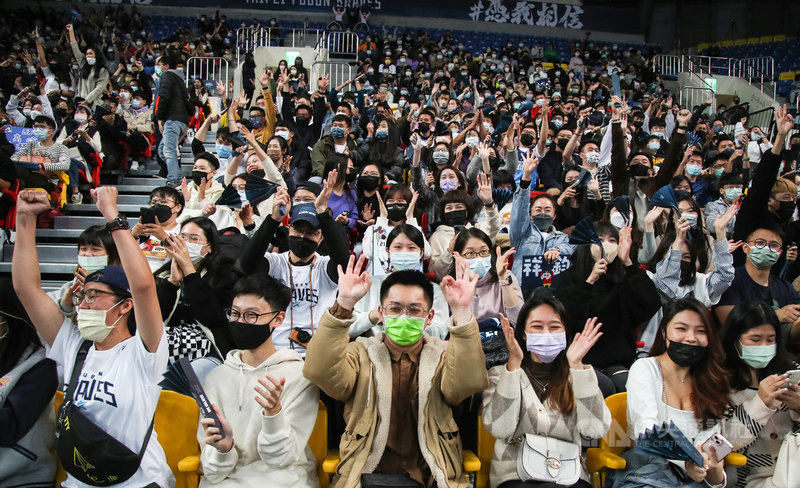 台灣職籃聯盟P. LEAGUE+(簡稱PLG)新球季4日在台北和平籃球館開幕,首戰由台北富邦勇士隊與福爾摩沙台新夢想家隊交手,吸引大批球迷進場,情緒超嗨。中央社記者張新偉攝 110年12月4日