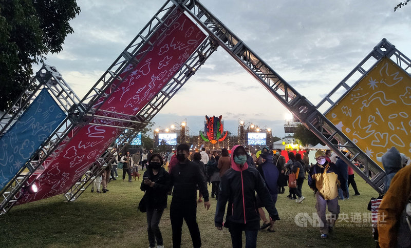 2021 Taiwan PASIWALI Festival 原住民族音樂節4日晚間在台東森林公園熱情開唱,吸引大批民眾前往參與。中央社記者盧太城台東攝 110年12月4日