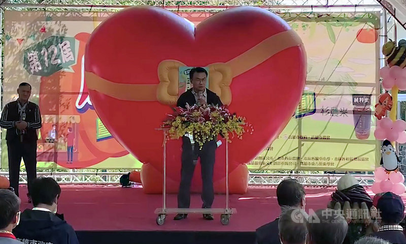 第12屆高雄杉林瓜瓜節4日登場,農委會主委陳吉仲(中)出席,致詞肯定農會努力,並表示未來會加強對偏遠地區農會的協助。(高雄市政府提供)中央社記者曾以寧傳真 110年12月4日