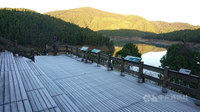 太平山國家森林遊樂區4日凌晨一度降到攝氏0度,雖水氣不足未降雪,但園區的翠峰湖環山步道觀景平台,地面結上一層白霜。(林務局羅東林管處提供)中央社記者沈如峰宜蘭縣傳真 110年12月4日