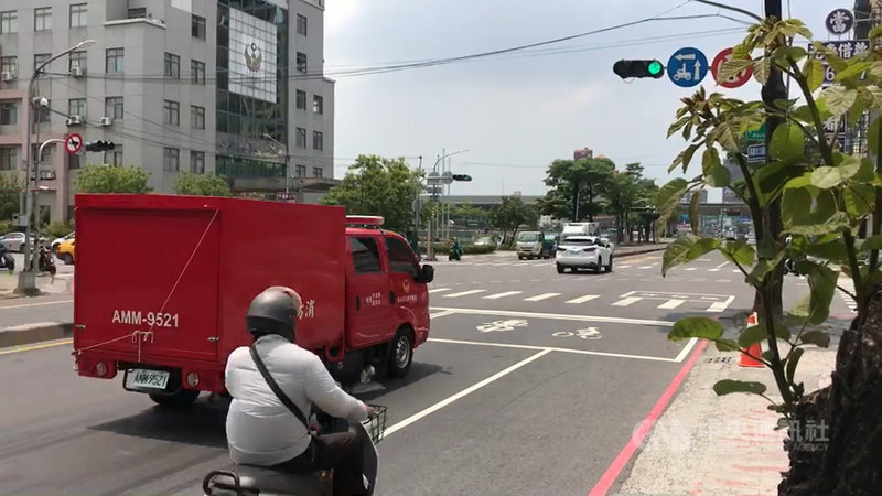 為確保救護車輛抵路口時通行方向為綠燈,高雄市交通局與消防局合作,應用車聯網技術在鳳山區鳳頂路段等4處路口試辦建置緊急救援車輛優先通行號誌系統。(高雄市交通局提供)中央社記者蔡孟妤傳真 110年12月4日