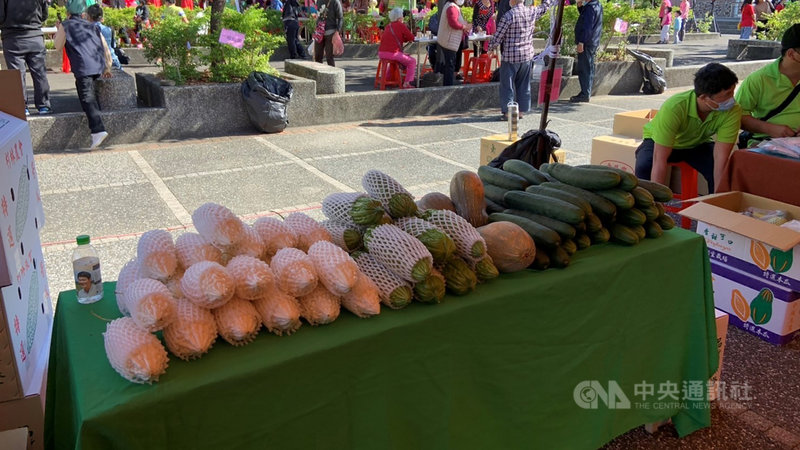 高雄市杉林區農會主辦第12屆瓜瓜節4日熱鬧登場,現場設有「瓜瓜市集」,推銷在地木瓜、南瓜、胡瓜、苦瓜等多種優質瓜果農產。(高雄市政府提供)中央社記者曾以寧傳真 110年12月4日
